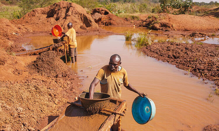 Le gouvernement de la Guinée interdit l’exploitation artisanale de l’or et du diamant jusqu’à nouvel ordre (Officiel)