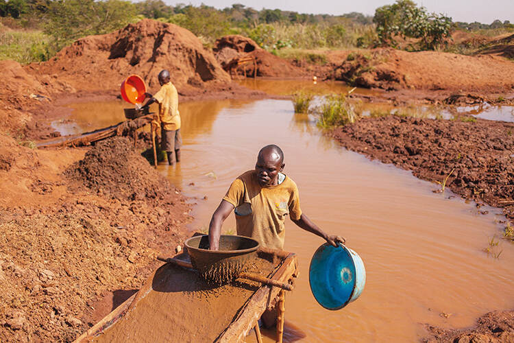 Le gouvernement de la Guinée interdit l’exploitation artisanale de l’or et du diamant jusqu’à nouvel ordre (Officiel)