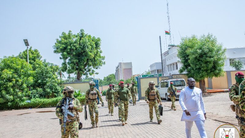 Burkina Faso: Ibrahim Traore dégonfle les rumeurs de mutinerie au sein des Forces armées du pays en se rendant au siège de la RTB