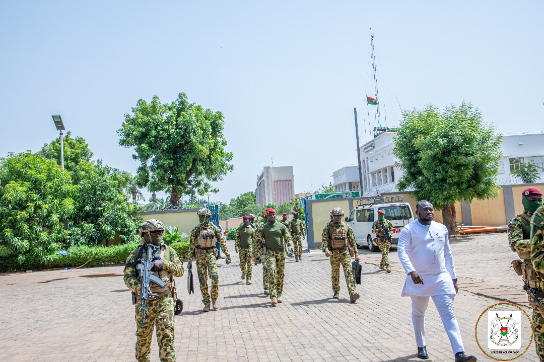 Burkina Faso: Ibrahim Traore dégonfle les rumeurs de mutinerie au sein des Forces armées du pays en se rendant au siège de la RTB