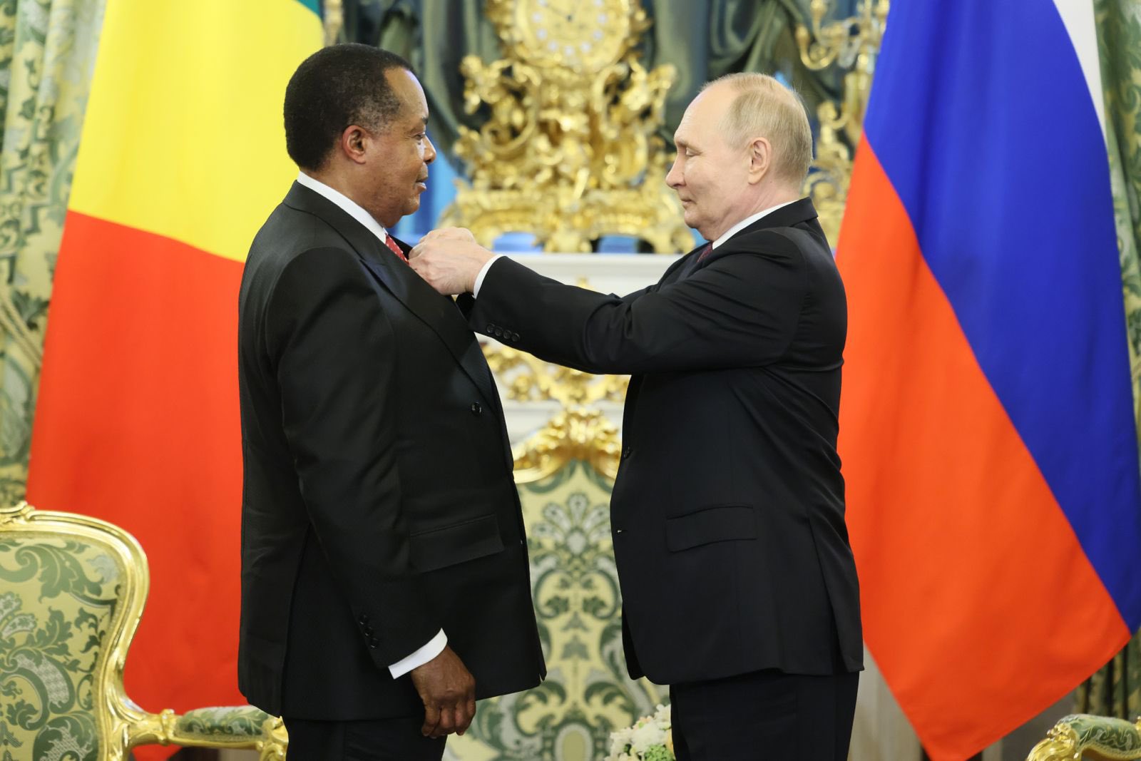 Denis Sassou-N’Guesso reçu du président russe, Poutine, la distinction de «l’Ordre d’honneur»