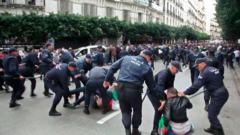 Algérie-Droits de l’homme : Le régime algérien resserre l’étau autour des opposants et des voix critiques