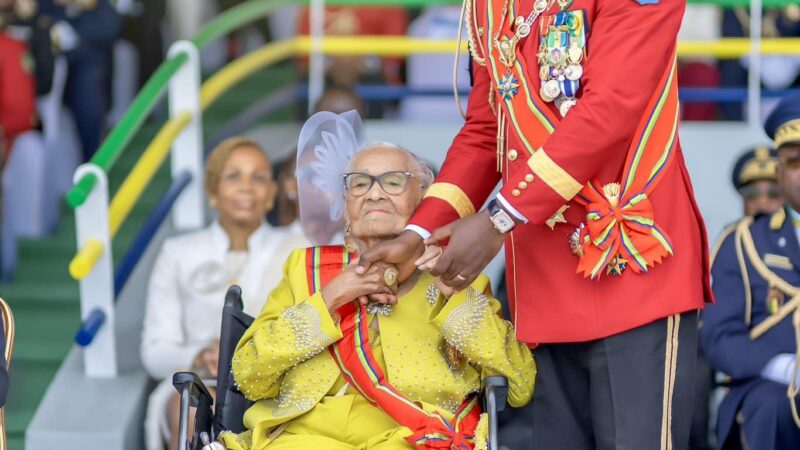 Gabon: La veuve du père de l’indépendance du pays reçoit le titre de la «Dignité de Grande Croix»