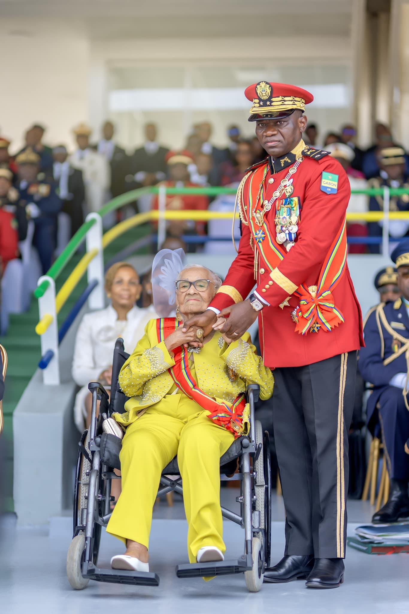 Gabon: La veuve du père de l’indépendance du pays reçoit le titre de la «Dignité de Grande Croix»