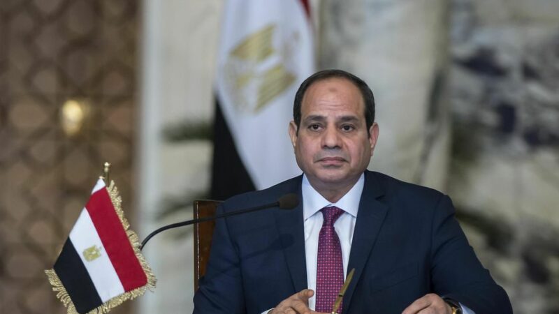 Egypte : Al-Sissi libère 151 détenus provisoires dans le cadre des recommandations du Dialogue national