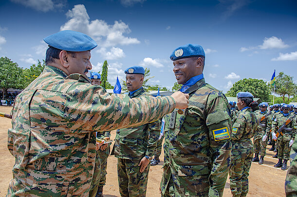 Des Casques bleus rwandais décorés de médailles des Nations unies au Soudan du Sud