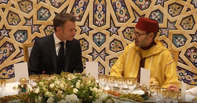 Le Roi Mohammed VI offre un dîner officiel en l’honneur du président Emmanuel Macron et son épouse