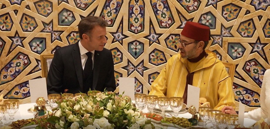 Le Roi Mohammed VI offre un dîner officiel en l’honneur du président Emmanuel Macron et son épouse