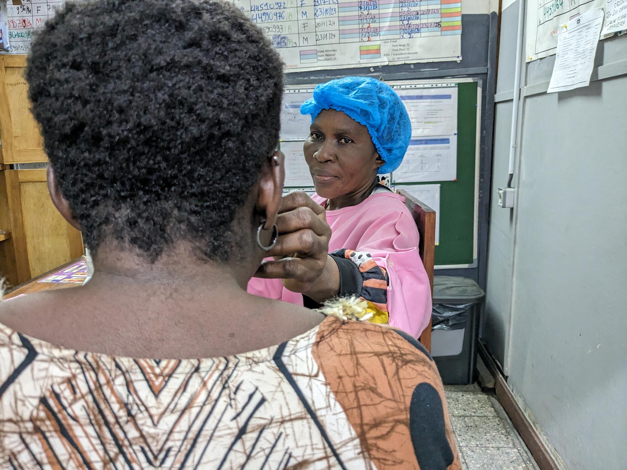 MSF salue le taux de réussite de 95% de la lutte contre la transmission du VIH de la mère à l’enfant en RDC grâce aux soins en «Guichet unique»