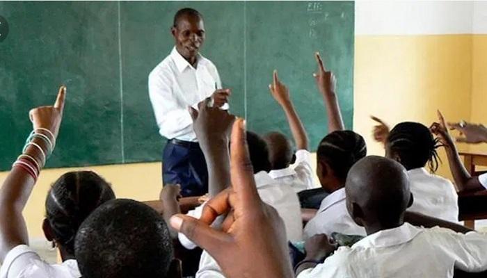 Le président sénégalais Diomaye ordonne la finalisation d’un programme spécial de recrutement d’enseignants sur trois ans