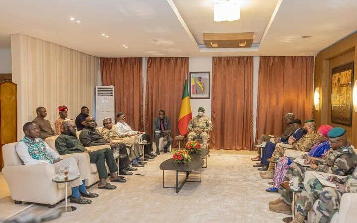 Le Ghanéen John Dramani Mahama invite le malien Goïta à sa cérémonie d’investiture