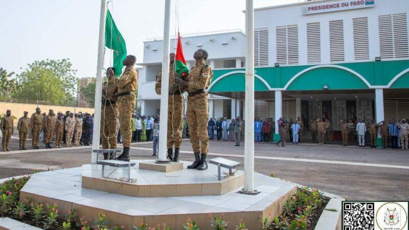 Le Burkina Faso fait désormais flotter ensemble son drapeau et celui de l’AES