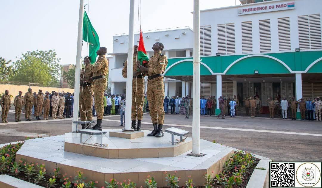 Le Burkina Faso fait désormais flotter ensemble son drapeau et celui de l’AES